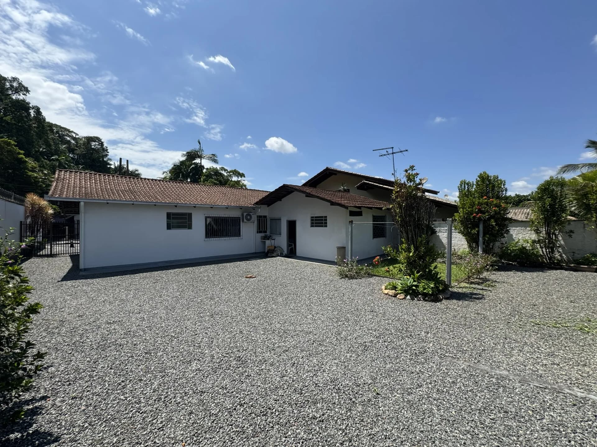 Amplo estacionamento