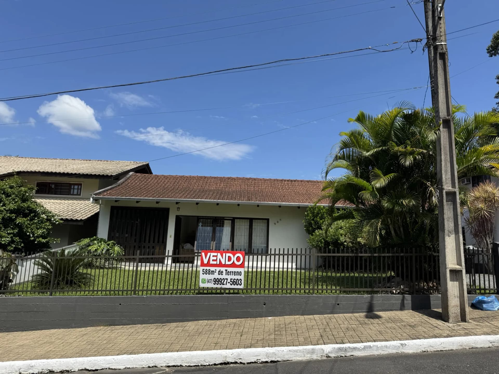 Vista da fachada pela rua